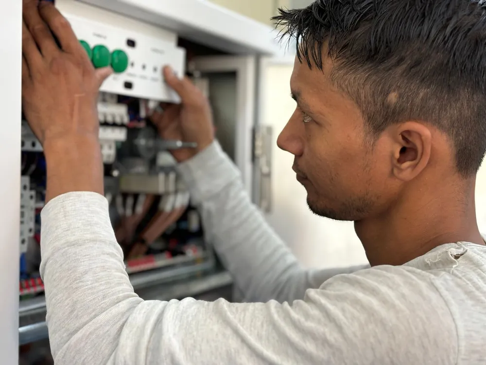 Electricista trabajando en un tablero